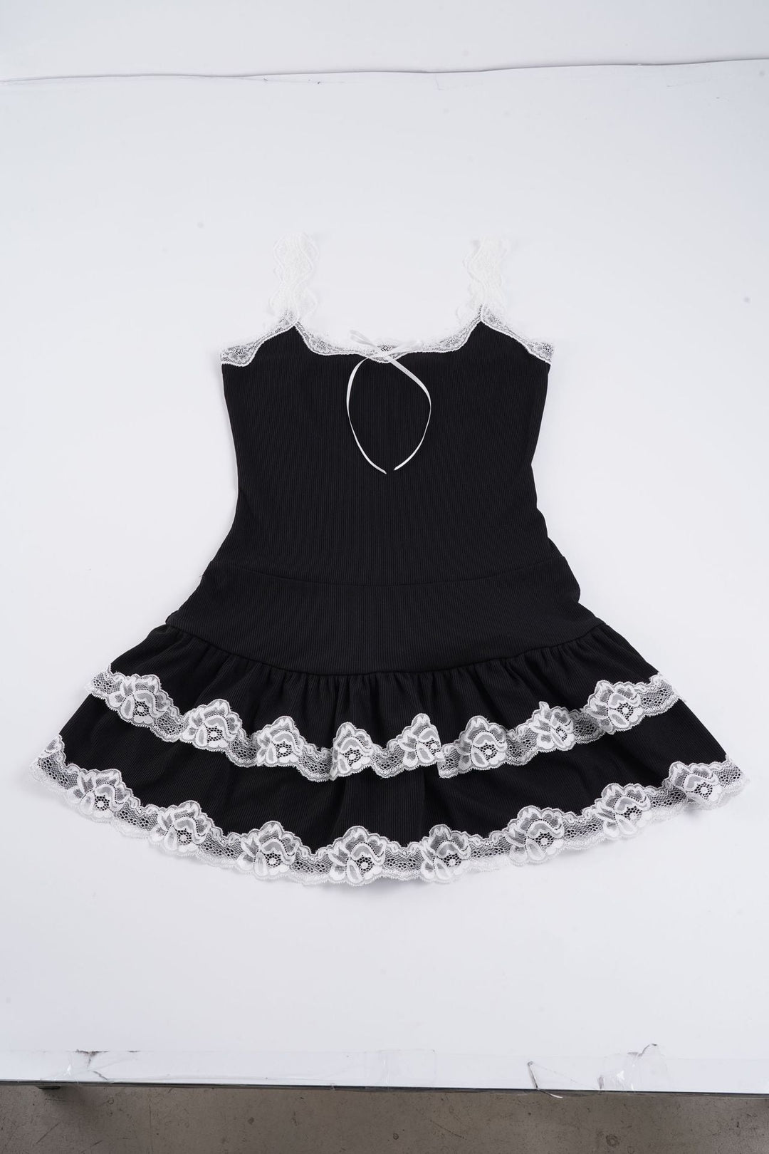 Allsidig dame babydollkjole i blonder, flott som sommerkjole eller festkjole. Justerbare stropper for perfekt passform.