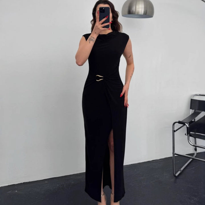 Komfortabel og elegant omslagskjole for dame med belte. Perfekt for sommerlige fester og kvelder.