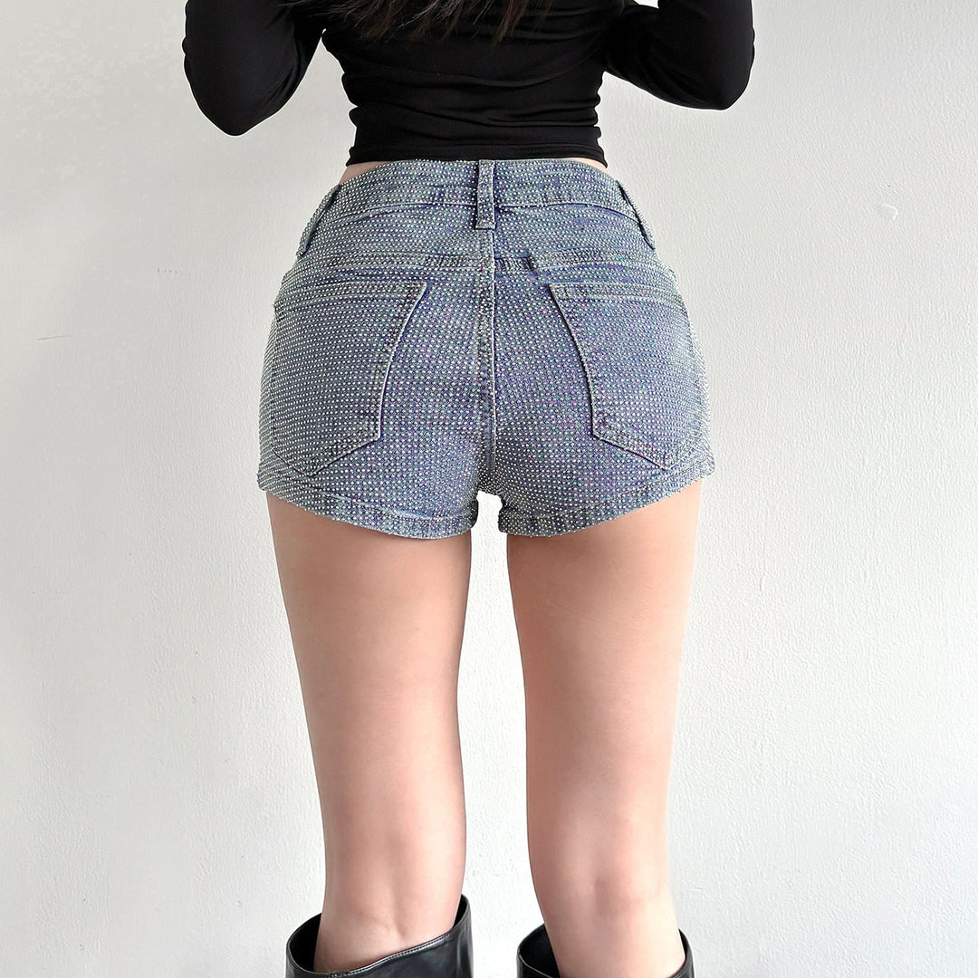 Elegant mønstrete glitrende denimshorts for dame, med høy midje og komfortabel passform, perfekt for sommeren.