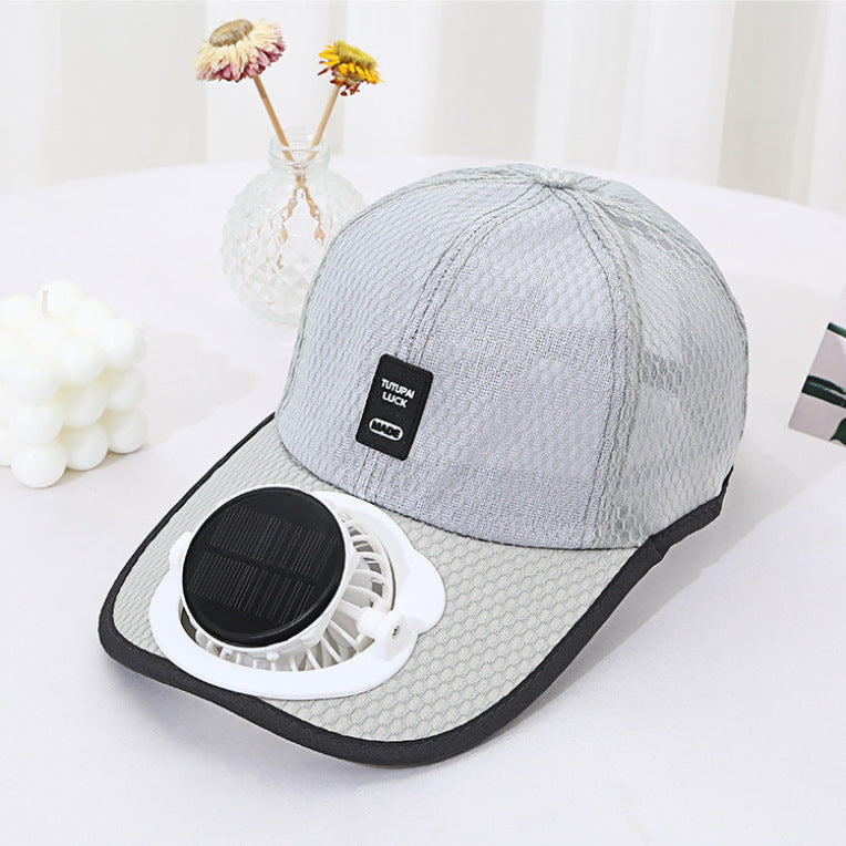 Baseball cap med integrert vifte og solcellepanel, perfekt for varme dager.
