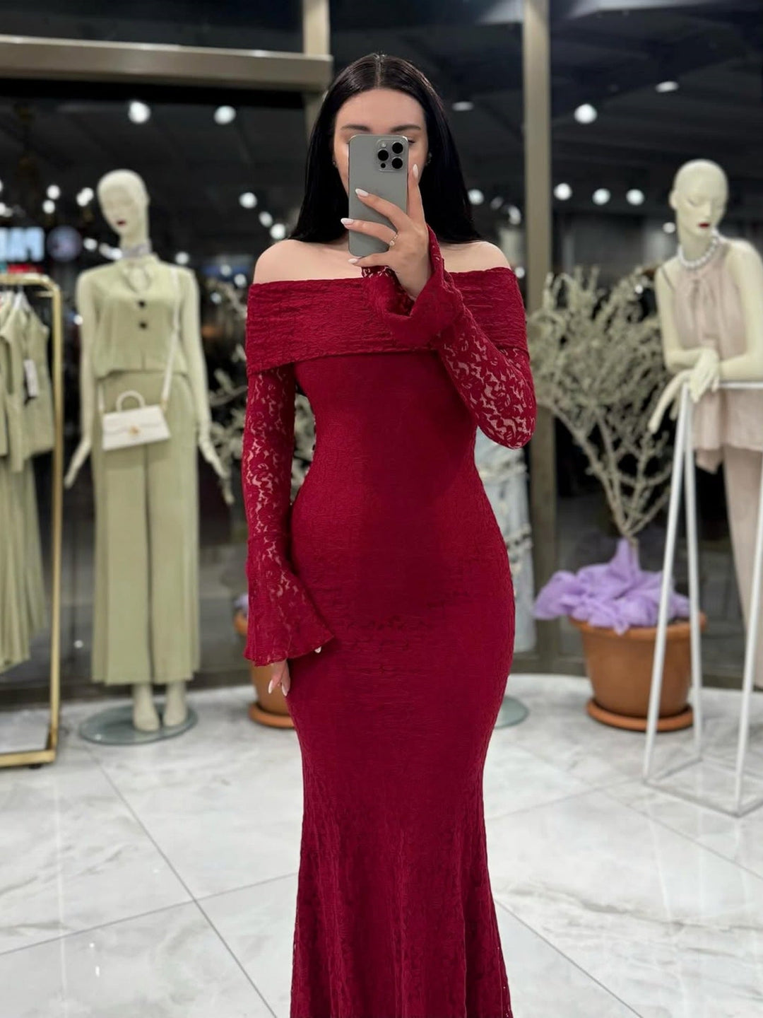 Strålende hvit off-shoulder kveldskjole, lang, elegant og passende for spesielle anledninger.
