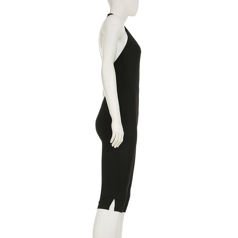 Moderne damejumpsuit i svart med stilig ryggutskjæring. Kroppsnær design for en trendy sommer- og festlook.