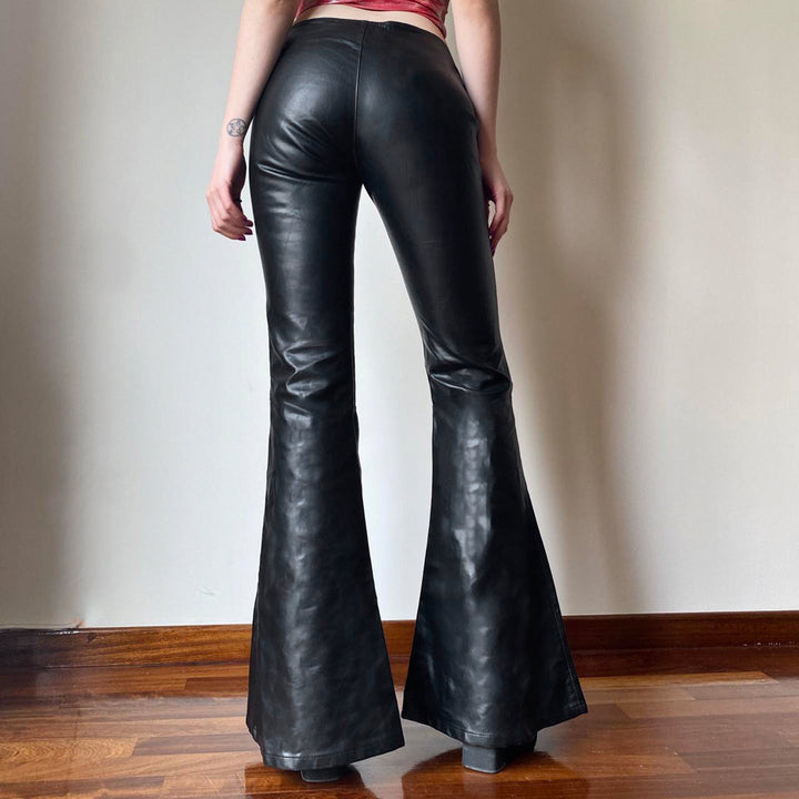 Trendy svart slengbukse med komfortabel bred midje. Gir en elegant og moderne look.