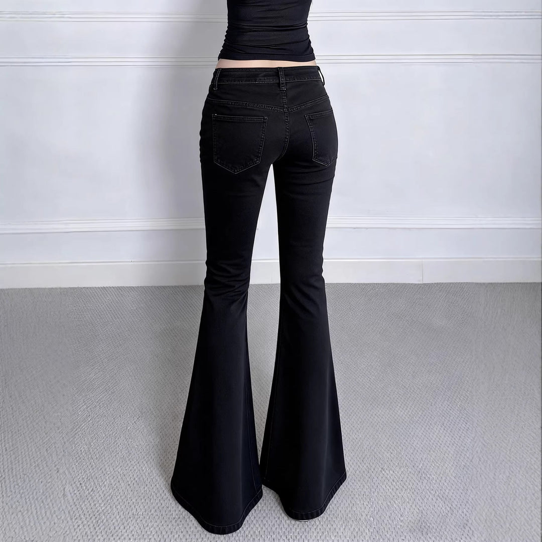 Trendy kvinnejeans med flatterende høy midje og moderne utsvingt passform, stilren og chic.