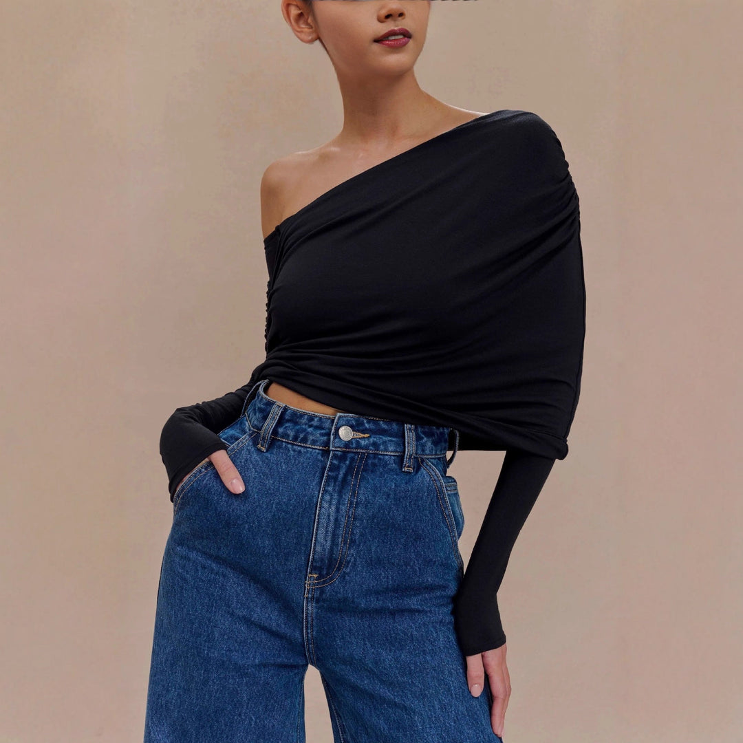Moderne og elegant stroppeløs hvit topp for dame, perfekt for stilige sommerantrekk.