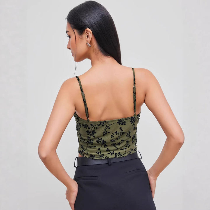 Trendy grønn asymmetrisk dame sommertopp med blomsterprint og tynne stropper. Ideell for vår og sommer.
