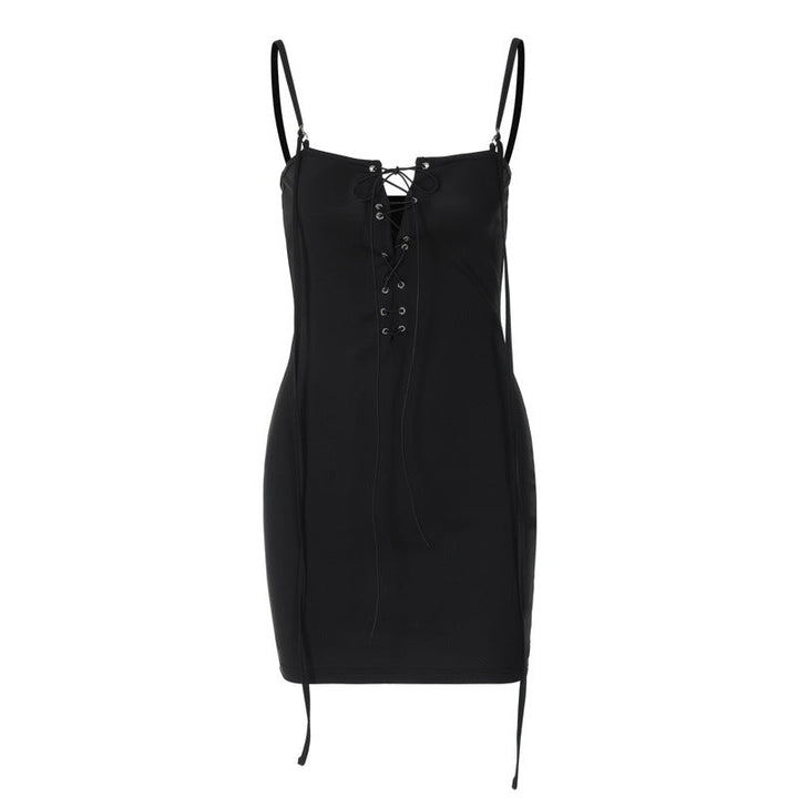 Detaljert snøring på siden av denne elegante bodycon-kjolen for damer. En sexy festkjole som skaper en smigrende silhuett.