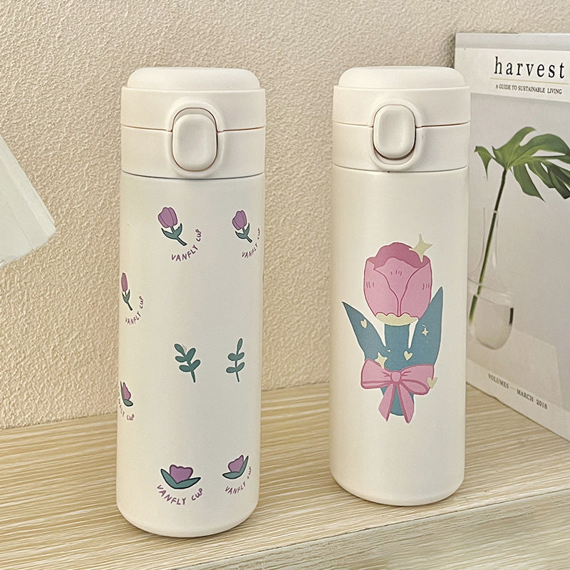 Grønn isolert drikkeflaske i rustfritt stål med blomsterdesign. Lekkasjesikker termos for dame.