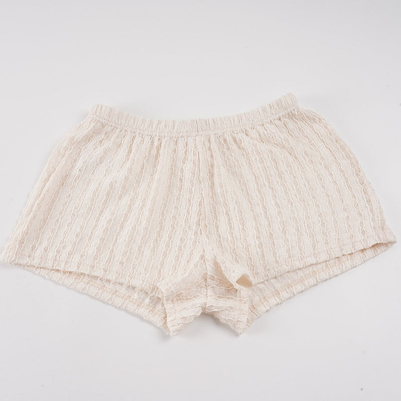 Hvite fritidsshorts for dame, elegant og luftig. Perfekt til sommerbruk, komfortabel passform.