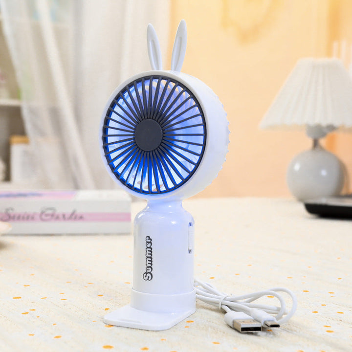 Hvit mini usb vifte, perfekt for nattbordet eller studiebordet for en frisk bris.