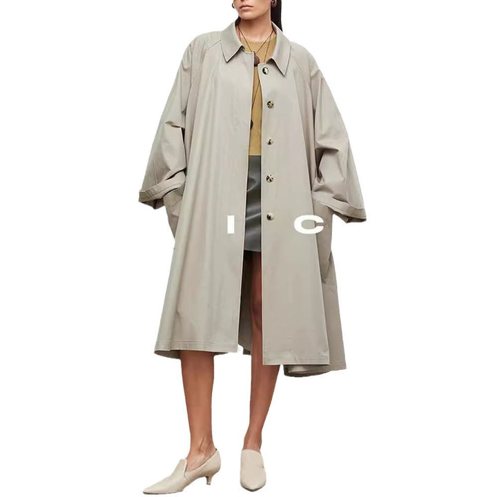 Casual damejakke; kieselgrå trenchcoat med oversized ermer og avslappet snitt for komfortabel stil.