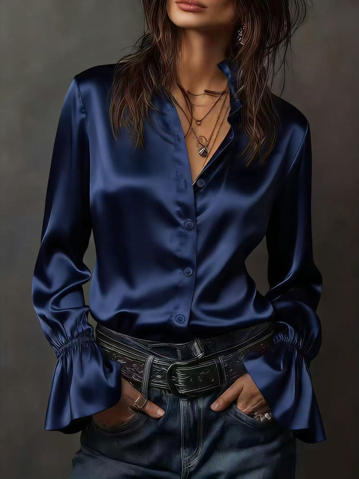 Moderne damebluse i klassisk stil med fine rysjer på ermene, perfekt for enhver anledning. Stilig, kvinneklær.