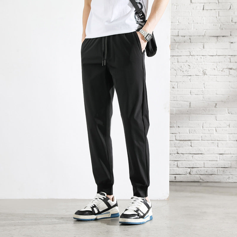 Herre tapered joggebukser med glidelåslommer for trening og fritid. Komfortabel, fukttransporterende treningsbukse.