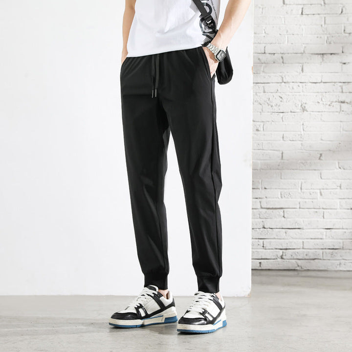 Herre tapered joggebukser med glidelåslommer for trening og fritid. Komfortabel, fukttransporterende treningsbukse.