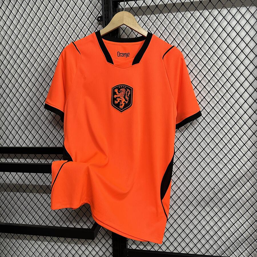 Offisiell Nederland unisex landslagsdrakt 2026. Levende oransje fotballdrakt for supportere, viser stolthet.