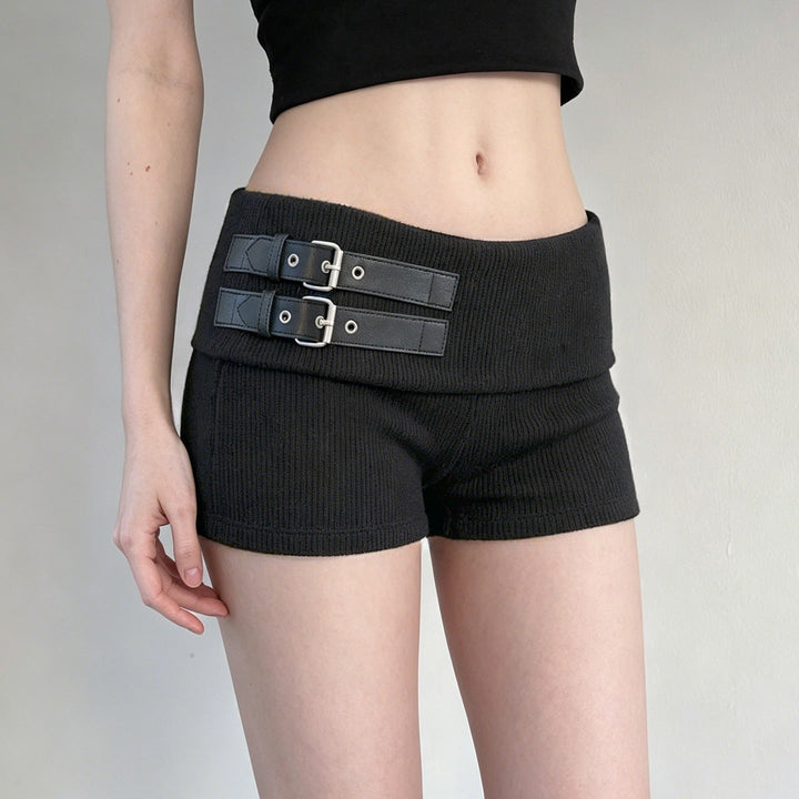 Svart dameshorts med bredt belte og stilige spenner. Trendy og behagelig for sommer og vår.