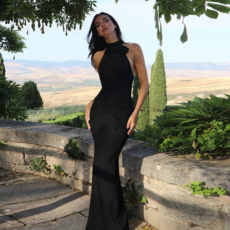 Elegant halter maxi-kjole med blomstermotiv for damer, perfekt for sommer og fest.