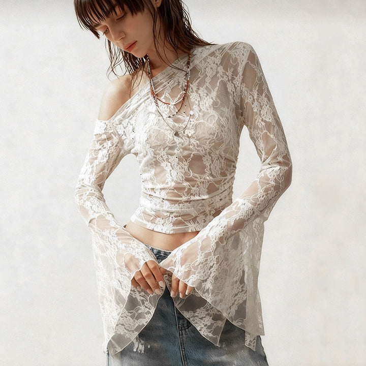 Elegant hvit dame blusetopp, blonde-detaljer, vide ermer. Stilfull festtopp for sommer.