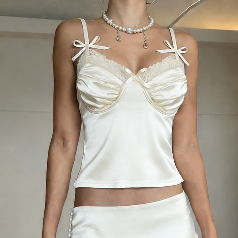 Komfortabel dame camisole med myke blonder og lette sløyfer. Allsidig topp for sommerdager eller som elegant nattøy.