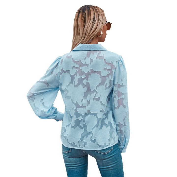 Elegant damebluse med trendy ballongermer, delikat blomstermønster og flatterende V-hals. Perfekt sommerstil.