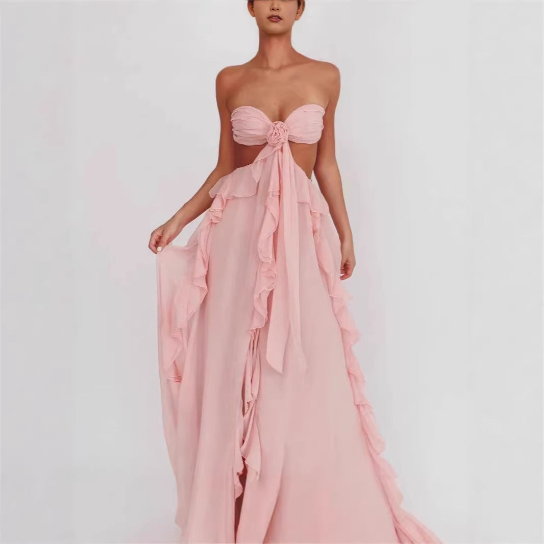 Hvit elegant maxi kjole for dame med feminine volangdetaljer, en komfortabel fritidskjole.