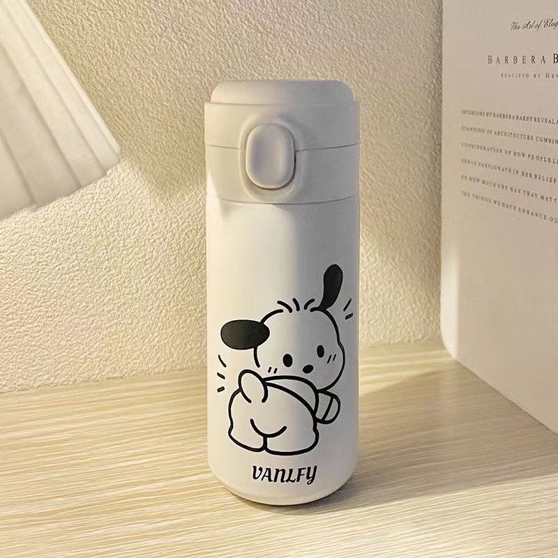 Grønn isolert drikkeflaske i stål for dame. Lekkert design, holder drikken temperert, ideell for fritid.