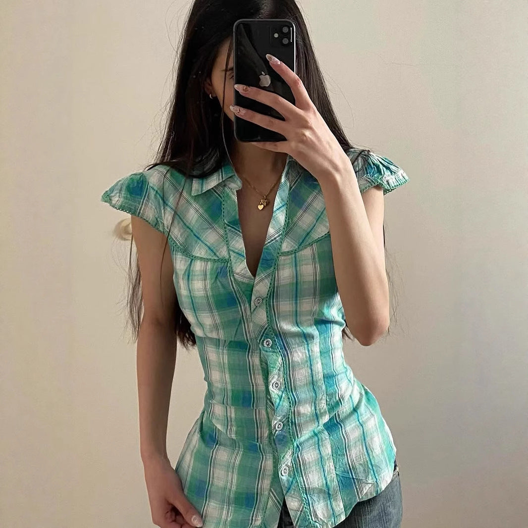 Rutete kortermet damebluse med volangdetaljer, perfekt for sommer og hverdag.