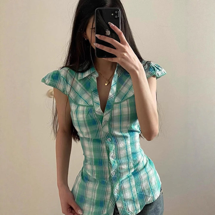 Rutete kortermet damebluse med volangdetaljer, perfekt for sommer og hverdag.