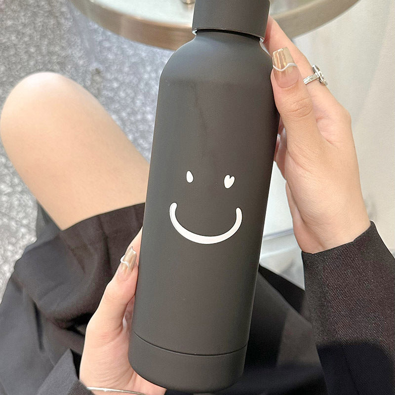 Bærbar 500ml termoflaske med smilmotiv. Perfekt isolert drikkeflaske for kvinner på farten, rød.