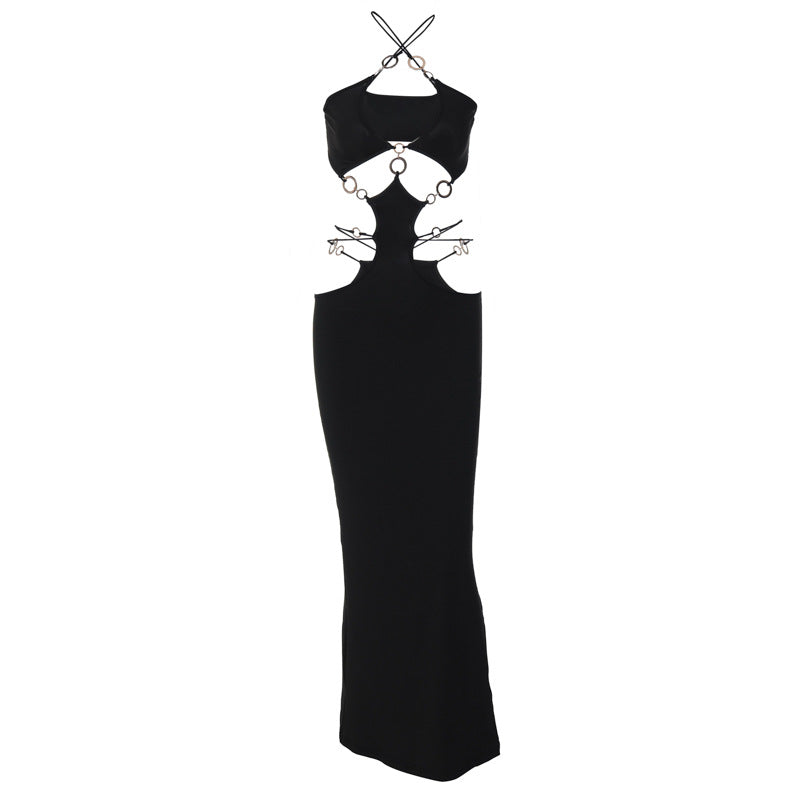 Modell i elegant maxikjole med unikt cut-out design. Perfekt formell selskapskjole og festkjole.