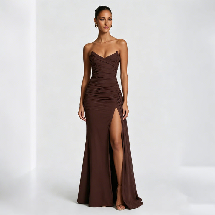Elegant brun kveldkjole med asymmetrisk drapering for spesielle anledninger.