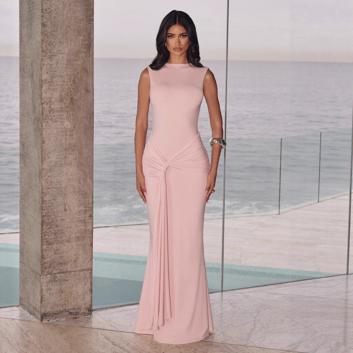Elegant dame maxikjole med drapering og figurskapende passform, perfekt for fest og sommer.