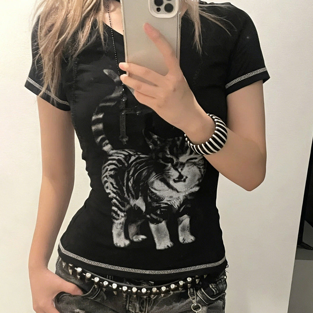 Dame t-skjorte med søtt kattemotiv, perfekt for casual sommerstil. Behagelig og trendy topp for dyrevenner.