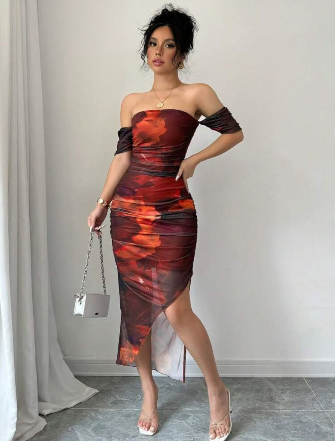 Klassisk dame midikjole. Off-shoulder design, figursydd silhuett, og elegant splitt for et sofistikert festantrekk.