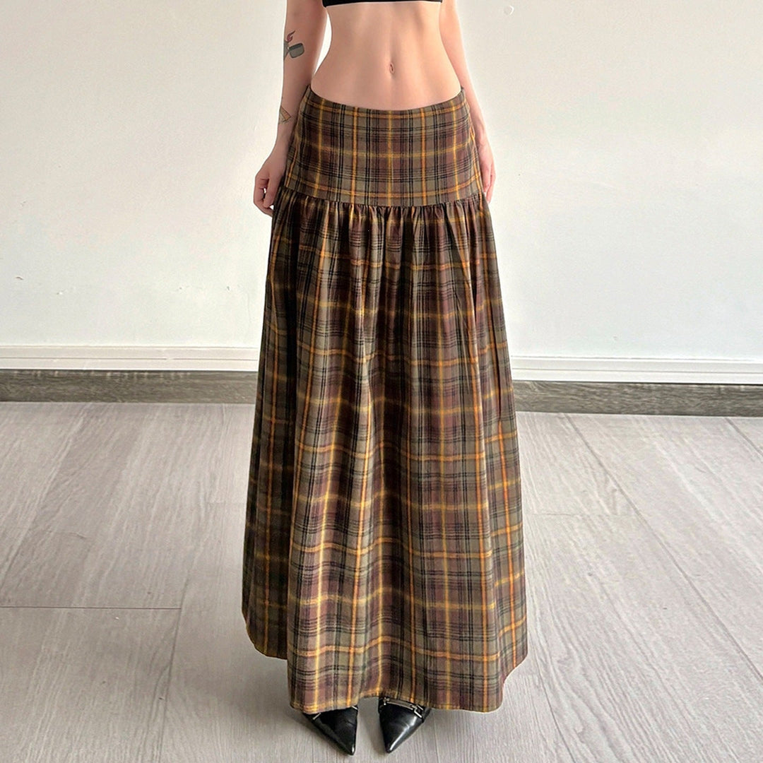 Elegant rutete dameskjørt med høy midje og voluminøst A-linjesnitt, ideelt for vår og sommer.