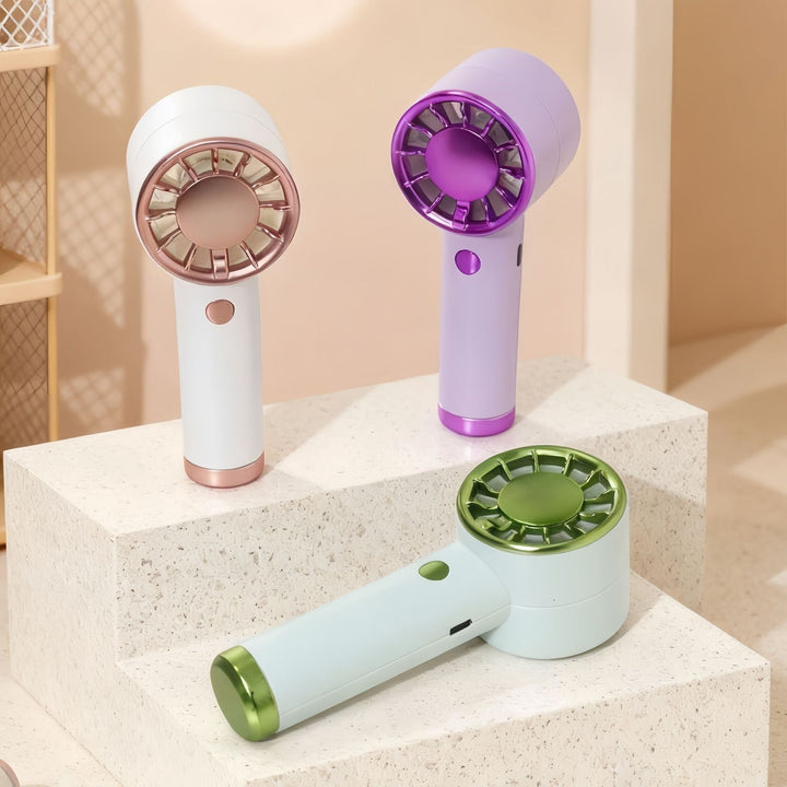 Liten, lett håndholdt USB-vifte i hvitt, essensiell sommergadget for effektiv kjøling hvor som helst, når som helst.