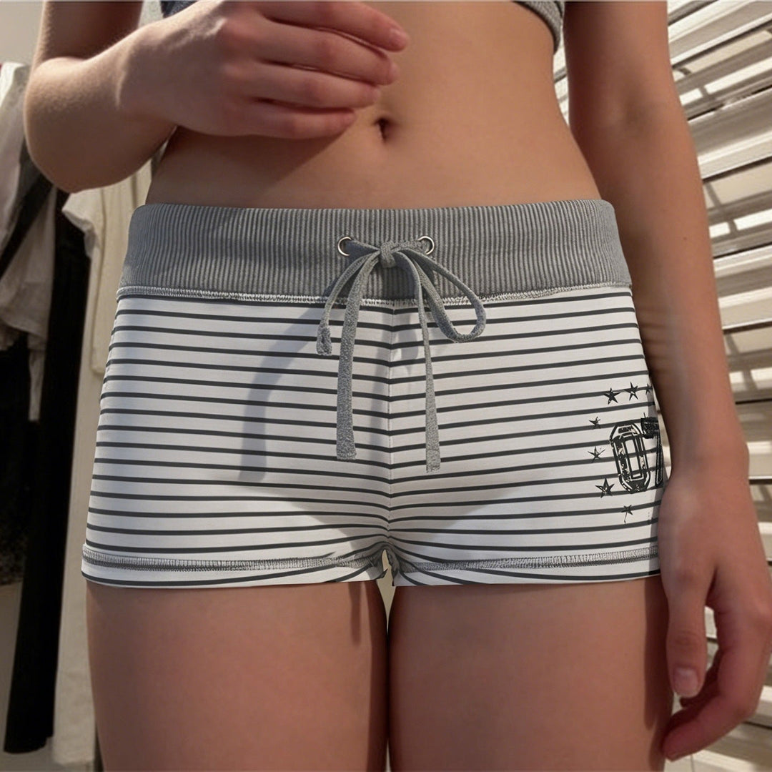 Stilige, stripete dame fritidsshorts med elastisk midje. Komfortable for sommeren, hverdagsbruk og avslappet stil.