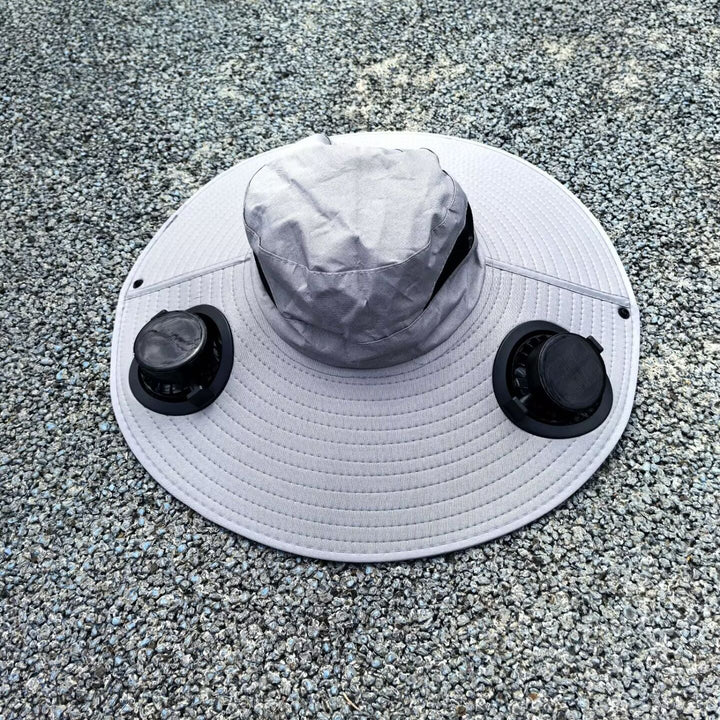 Lett solhatt med pustende materiale, USB-vifter og bred brem for ultimat sommerkomfort.