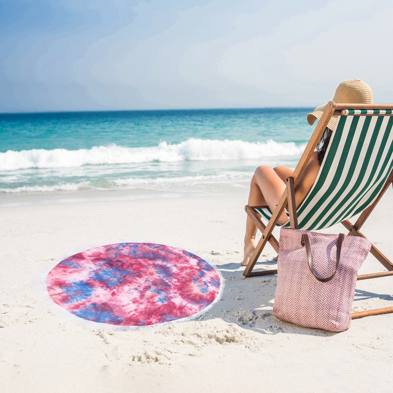 Dame strandteppe, rundt design med detaljerte frynser. Flott for sommer og utendørs aktiviteter.