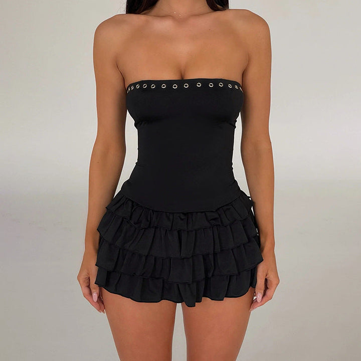 Elegant off-shoulder damebadedrakt med volanger og ringdetaljer, perfekt for sommerferie og strandmote.