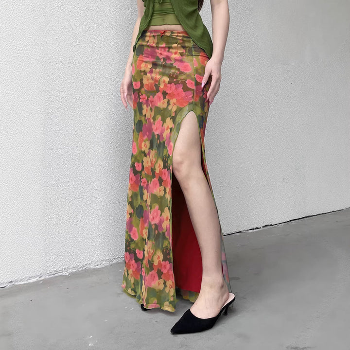 Trendy blomsterprint maxiskjørt til dame med sidesplitt, et must for sommergarderoben og fest.