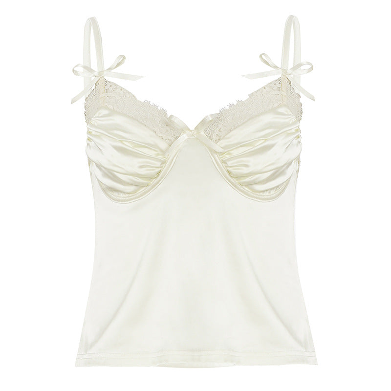 Elegant blonde topp med lekne sløyfer, presentert i helfigur. Ideell som fin sommertopp eller luksuriøst nattøy.