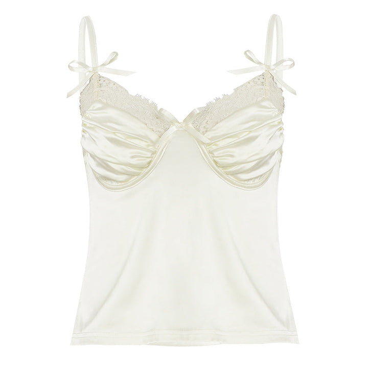 Elegant blonde topp med lekne sløyfer, presentert i helfigur. Ideell som fin sommertopp eller luksuriøst nattøy.