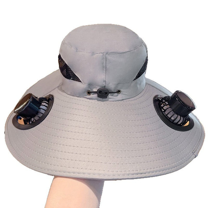 Solhatt med integrerte doble USB-vifter for effektiv kjøling. Ideell for utendørsaktiviteter og sommerreise.