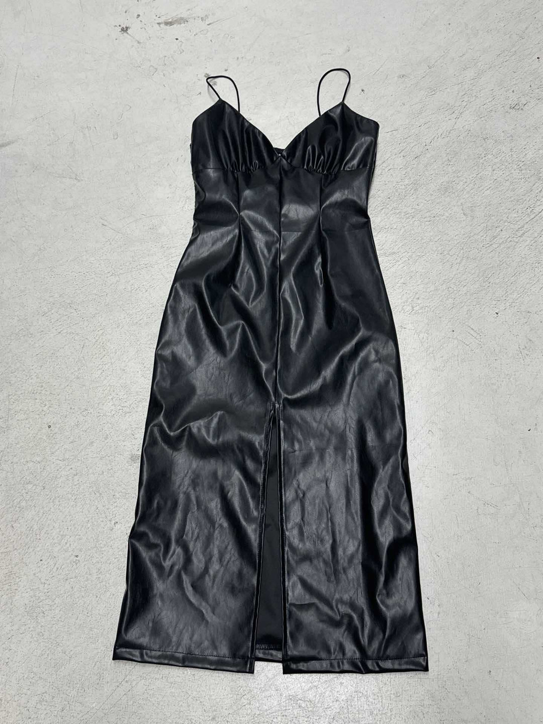 Gulvlang svart elegant festkjole med doble stropper og høy splitt, ideell for en sofistikert look ved spesielle anledninger.