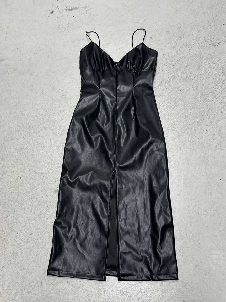 Gulvlang svart elegant festkjole med doble stropper og høy splitt, ideell for en sofistikert look ved spesielle anledninger.