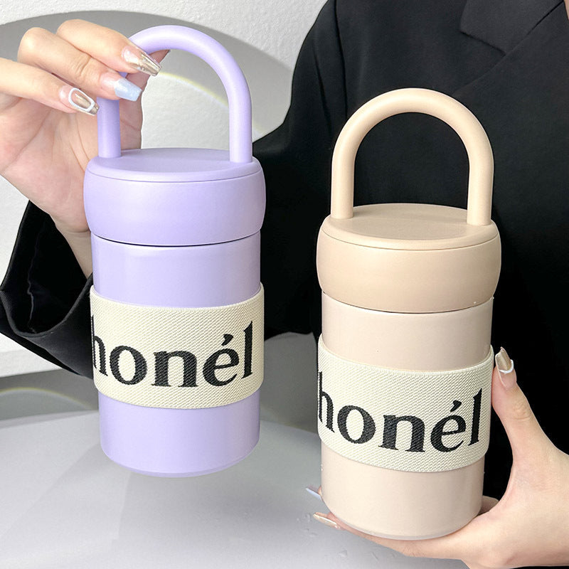 Hvit isolert drikkeflaske for dame med ergonomisk bærerem. Perfekt for hydrering på farten, bærbar og lett.