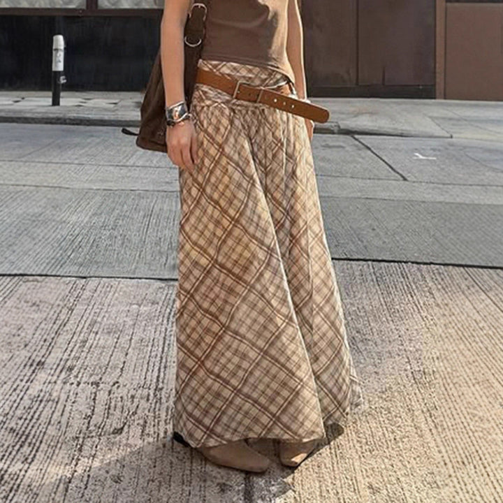 Langt brunt rutete maxiskjørt for dame, med elastisk midje. Ideelt for elegant sommer- og hverdagslook.