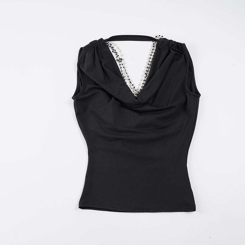 Moderne dametopp: Elegant tanktopp med perledetaljer og krage, en stilfull og pyntet look.
