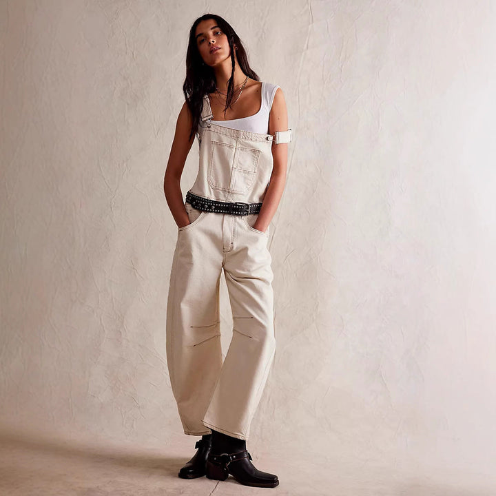 Stilig svart denim jumpsuit for kvinner med justerbare stropper; moderne passform for vår og sommer.